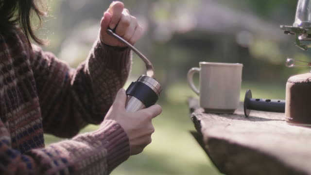 Best Small Hand Coffee Grinder-thedrinksmaker